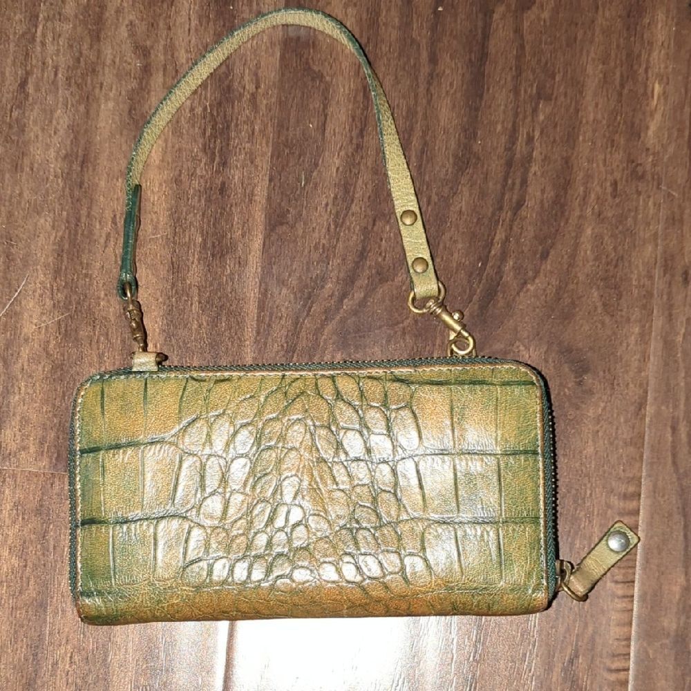 Elegant Green Crocodile-Embossed Women's Clutch Wristlet Max & Co